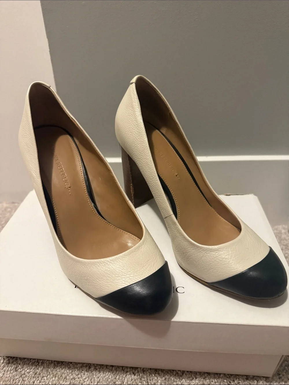 Banana Republic Cream and Black Two-Tone Leather Pumps